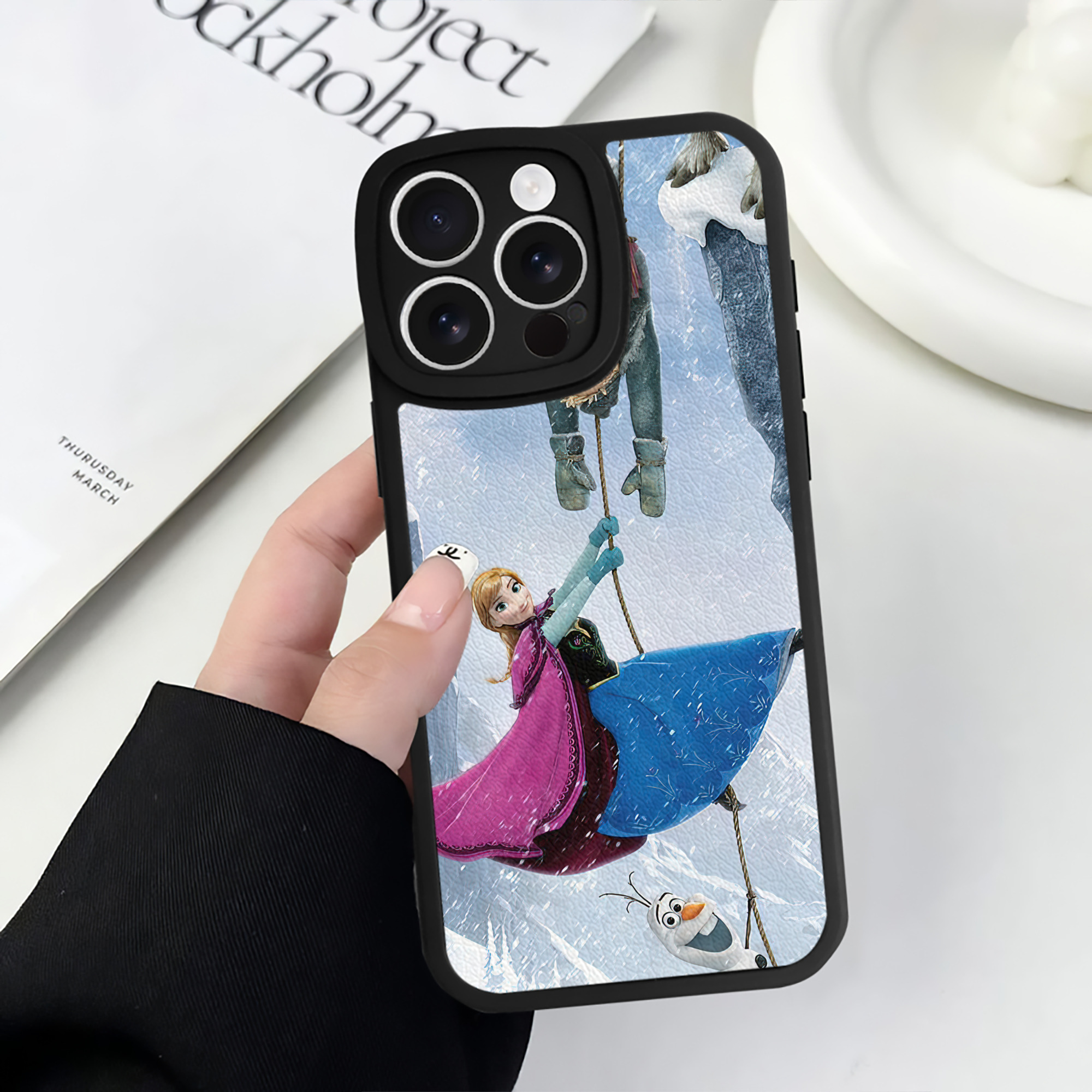 （画像用） アナと雪の女王 アンナ エルサ Frozen Anna Elsa 【iPhone 16シリーズ対応】シリコンスマホケース（レザー調） 材質：シリコン